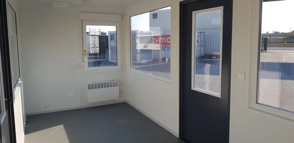 Container Ufficio Coibentato con Parte Anteriore in Vetro da 20' – design moderno e certificato